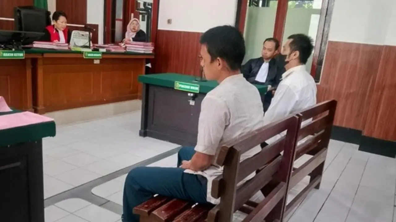 Pengadilan Negeri Surabaya menggelar sidang perkara peredaran uang palsu dengan dua terdakwa, Guntur Herianto dan Njo Joni Andrean, di Jalan Arjuna, Surabaya.