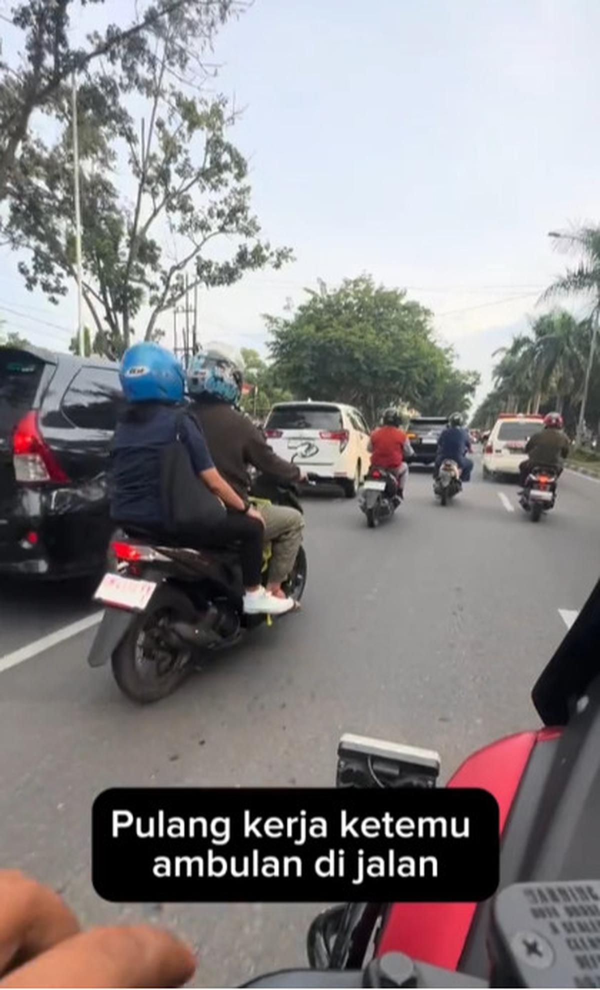 Temui Ambulans Dijalan, Aksi Pria Bantu Buka Jalan Ini Banjir Pujian