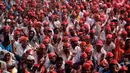 Ribuan petani memenuhi Ibu Kota Mumbai, India setelah berjalan kaki sejauh 167 km dari distrik Nashik, Senin (12/3). Dalam aksinya, para petani ini memakai peci merah dan melambaikan bendera merah partai komunis. (AP/Rajanish Kakade)