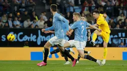 Pemain Barcelona, Robert Lewandowski,  melepaskan tendangan ke gawang Celta Vigo pada laga Liga Spanyol di Stadion Balaidos, Minggu (18/2/2024). Lewandowski memborong dua gol. (AP Photo/Lalo R. Villar)