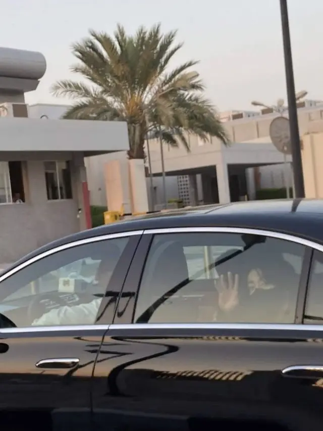Jungkook menyapa ARMY dari mobil setibanya di Qatar.