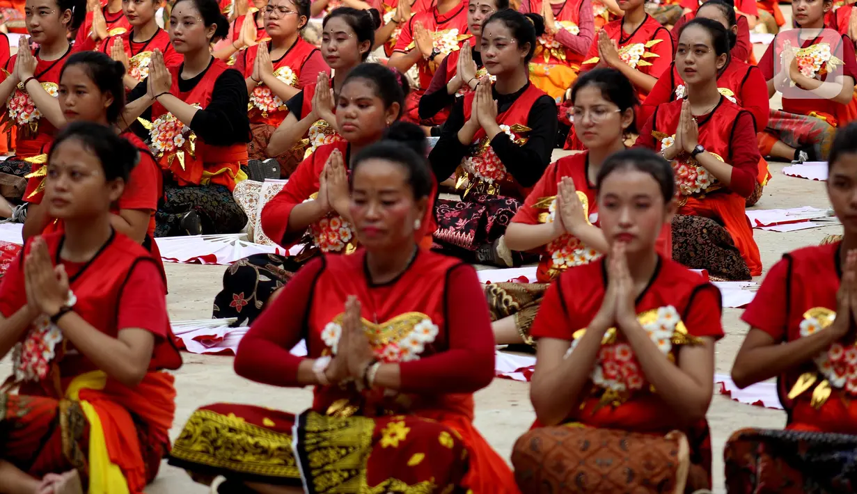 Mereka membawakan tari Kecak, dramatari seni khas Bali. Hadir dalam gladi resik itu, putra
Proklamator RI Guruh Irianto Soekarnoputra alias Guruh Soekarno, Sekretaris Jenderal DPP PDI
Perjuangan (PDIP) Hasto Kristiyanto, Ketua DPP PDIP seperti Puan Maharani, Djarot Syaiful
Hidayat, hingga Ahmad Basarah. (Liputan6.com/Helmi Fithriansyah)