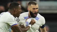 Karim Benzema baru saja melewati catatan gol Raul Gonzalez bersama Real Madrid di Liga Champions. Hattrick-nya ke gawang PSG di leg kedua babak 16 Besar UCL musim 2021/2022 (9/3/2022) mampu menggeser posisi Raul Gonzalez di posisi kedua. Berikut daftar 5 Besarnya. (AP/Manu Fernandez)