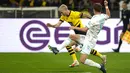 Gelandang Borussia Dortmund Marco Reus berebut bola dengan gelandang Werder Bremen Jens Stage  dalam laga Bundesliga 2023/2024 pekan 8 yang digelar di Signal Iduna Park, Sabtu (21/10/2023) dini hari WIB. (AP Photo/Martin Meissner)