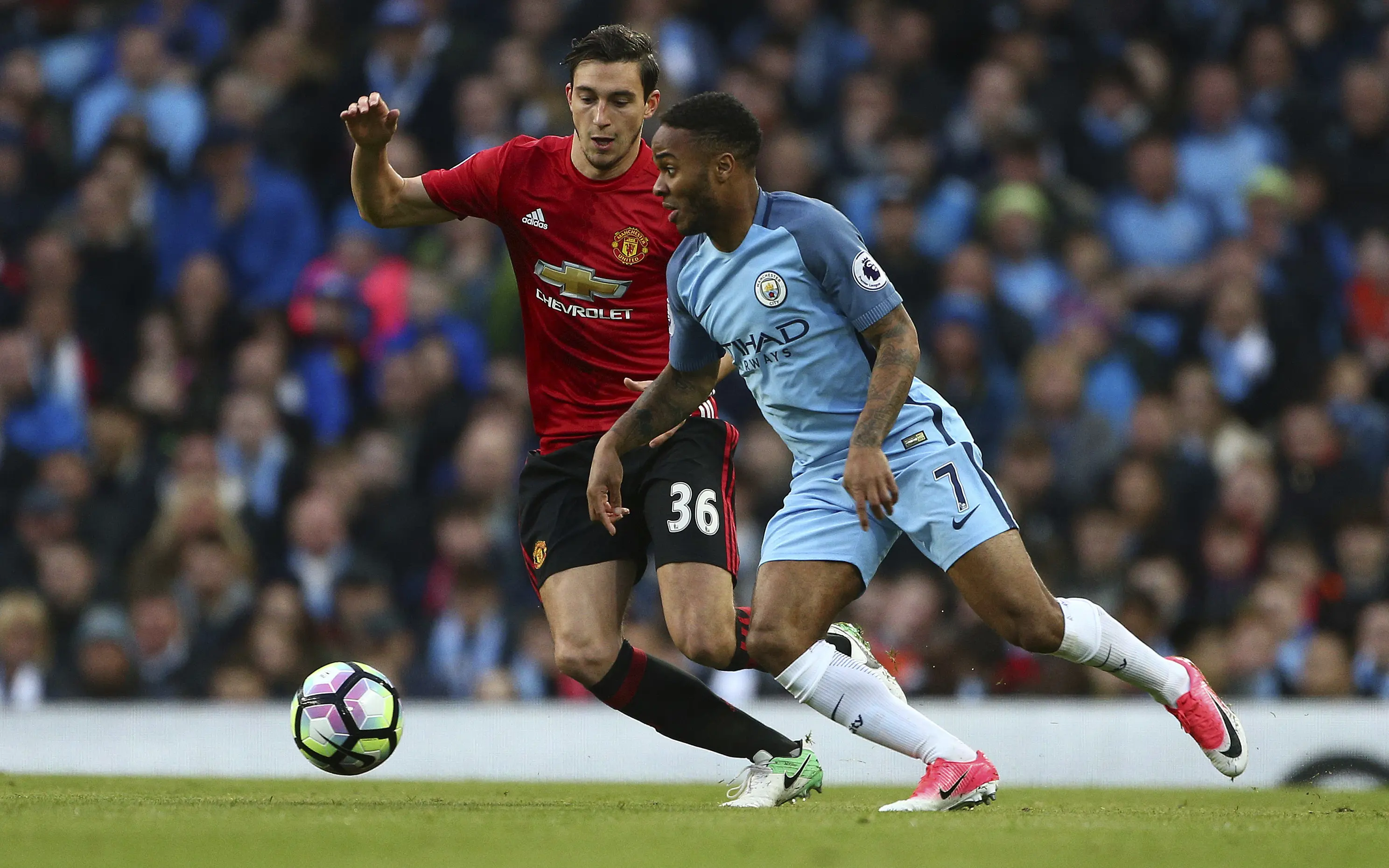  Bek Manchester United Matteo Darmian (kiri) saat duel dengan Raheem Sterling (Man City) di Liga Inggris. (AP Photo/Dave Thompson)