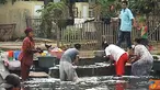 Citizen6, Bekasi: Seolah tak menghiraukan bahayanya, sebagian besar penduduk di pinggiran Kali Cikarang, Bekasi, mencuci pakaian dan mandi di kali hitam ini, bahkan Mandi Cuci Kakus (MCK) juga dilakukan di sini. (Pengirim: Baebudin)