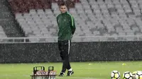 Pelatih Timnas Indonesia, Simon McMenemy, mengamati pemainnya saat latihan di SUGBK, Jakarta, Jumat (14/6). Latihan ini persiapan jelang laga persahabatan melawan Vanuatu. (Bola.com/Yoppy Renato)