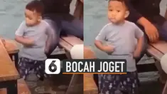 Asyik sekali bocah laki-laki ini berjoget dan tidak menghiraukan siapapun.