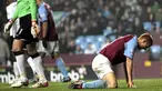 Aston Villa's Steve Sidwell (R) reacts to another missed goal during a Premiership match against Fulham at Villa Park, in Brimingham, on November 29, 2008. The match ended 0-0. AFP PHOTO/Leon Neal