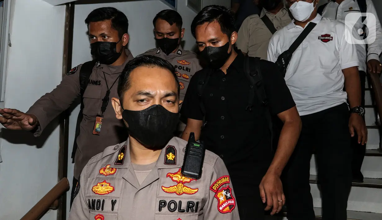 Ajudan Irjen Pol Ferdy Sambo, Bhayangkara Dua Richard Eliezer Pudihang Lumiu atau Bharada E (baju hitam) berjalan keluar usai pemeriksaan di Kantor Komnas HAM, Jakarta, Selasa (26/7/2022). Adapun Komnas HAM sebelumnya memanggil sekitar tujuh ajudan Ferdy Sambo, termasuk Bharada E terkait tewasnya Brigadir J alias Nofriansyah Yosua Hutabarat. (Liputan6.com/Johan Tallo)
