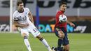 Gelandang Jerman, Leon Goretzka melakukan tembakan saat bertanding melawan Spanyol pada pertandingan UEFA Nations League 2020 di Estadio La Cartuja de Sevilla,  Spanyol, Selasa (17/11/2020). Spanyol menang telak atas Jerman 6-0. (AP Photo/Miguel Morenatti)