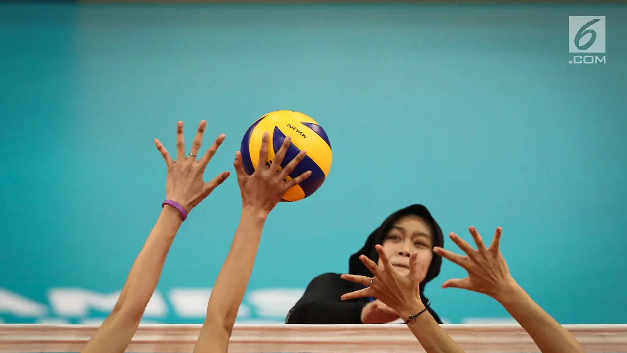Atlet voli putri Indonesia, Wilda Siti Nurfadhilah Sugandi, beraksi pada semifinal SEA Games 2017 melawan Vietnam pada, Sabtu (26/8/2017). Menang 3-2, timnas putri akan hadapi Thailand di final. (Liputan6.com/Faizal Fanani)