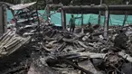Seorang pekerja berdiri di sisa-sisa gudang suku cadang setelah bom mobil yang mematikan meledak di belakang kantor polisi di Timba, Cauca, Kolombia, Rabu, 20 September 2023. (AP Photo/Andres Quintero)