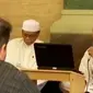 Selain berdakwah, Hadi juga mengajar bacaan Alquran braile kepada sesama penyandang tunanetra.

