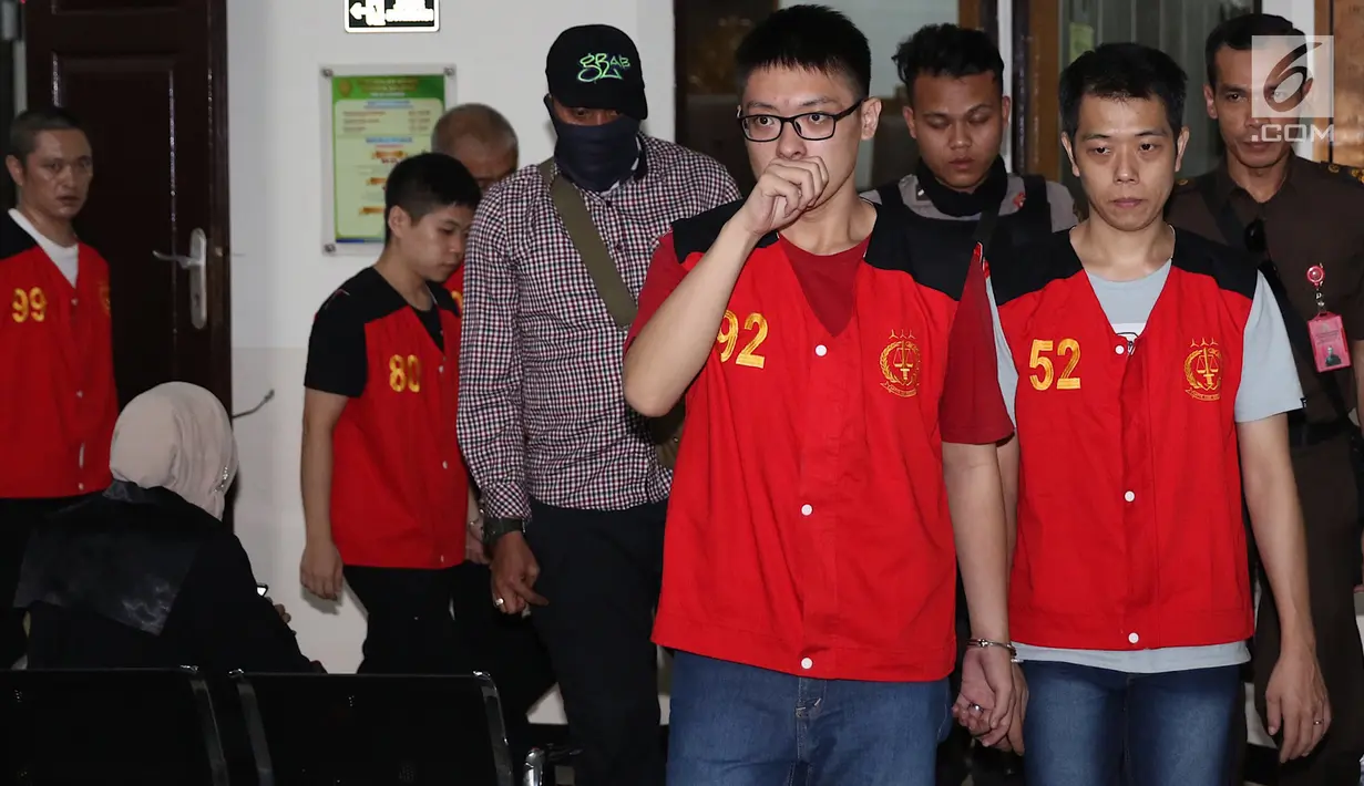 Terdakwa kasus penyeludupan 1 ton sabu asal Taiwan usai menjalani sidang tuntutan di Pengadilan Negeri Jakarta Selatan, Rabu (7/3). Para terdakwa terancam dengan hukuman mati. (Liputan6.com/Immanuel Antonius)