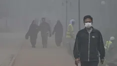 Orang-orang berjalan di sekitar taman di tengah kondisi kabut asap tebal di Lahore pada Kamis 7 November 2024. (Arif ALI/AFP)