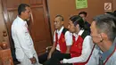 Musisi Marcello Tahitoe dan rekannya Diego berbincang dengan kuasa hukumnya saat menjalani sidang lanjutan di PN Jakarta Selatan, Selasa (31/10). (Liputan6.com/Herman Zakharia)