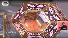Kahiyang dan Bobby telah mempersiapkan suvenir unik untuk para undangan pernikahan, yakni hiasan grafir bermotif batik dan bledak.
