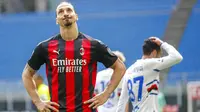 Ekspresi kecewa striker AC Milan, Zlatan Ibrahimovic, saat melawan Sampdoria pada laga Liga Italia di Stadion San Siro, Minggu (4/4/2021). Kedua tim bermain imbang 1-1. (AP Photo/Antonio Calanni)