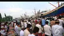 Umat muslim di sekitar kawasan Pelabuhan Sunda Kelapa berbondong-bondong melakukan salat Id di Pelabuhan Sunda Kelapa, Senin (28/7/2014) (Liputan6.com/Miftahul Hayat)