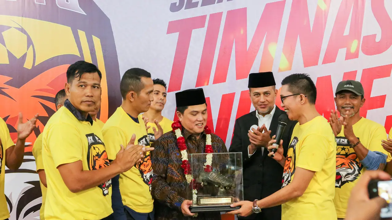 Ijeck FC Kalungkan Bunga ke Erick Thohir