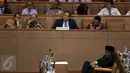 Menkeu Bambang Brodjonegoro (ketiga kiri) saat Rapat Paripurna ke-33 Masa Persidangan V tahun 2015-2016, Jakarta, (20/7).Rapat mengagendakan laporan pandangan fraksi terhadap RUU tentang pertanggungjawaban pelaksanaan APBN 2015.( Liputan6.com/Johan Tallo)