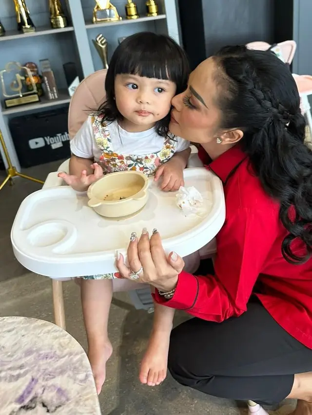 Potret Kris Dayanti saat bersama Ameena (Sumber: Instagram/@krisdayantilemos)