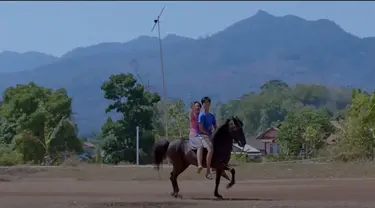 Adegan dalam trailer film Jo Sahabat Sejati yang melibatkan interaksi seekor kuda bernama Arjuna dengan para artis cilik. (Foto: YouTube Alamanda Production)