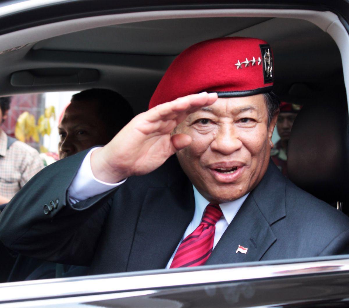 "Saya pilih cara yang kedua," kata Perwira Baret Merah ini.

Agum pun memerintahkan anak buahnya tidak membawa banyak peluru dan granat.