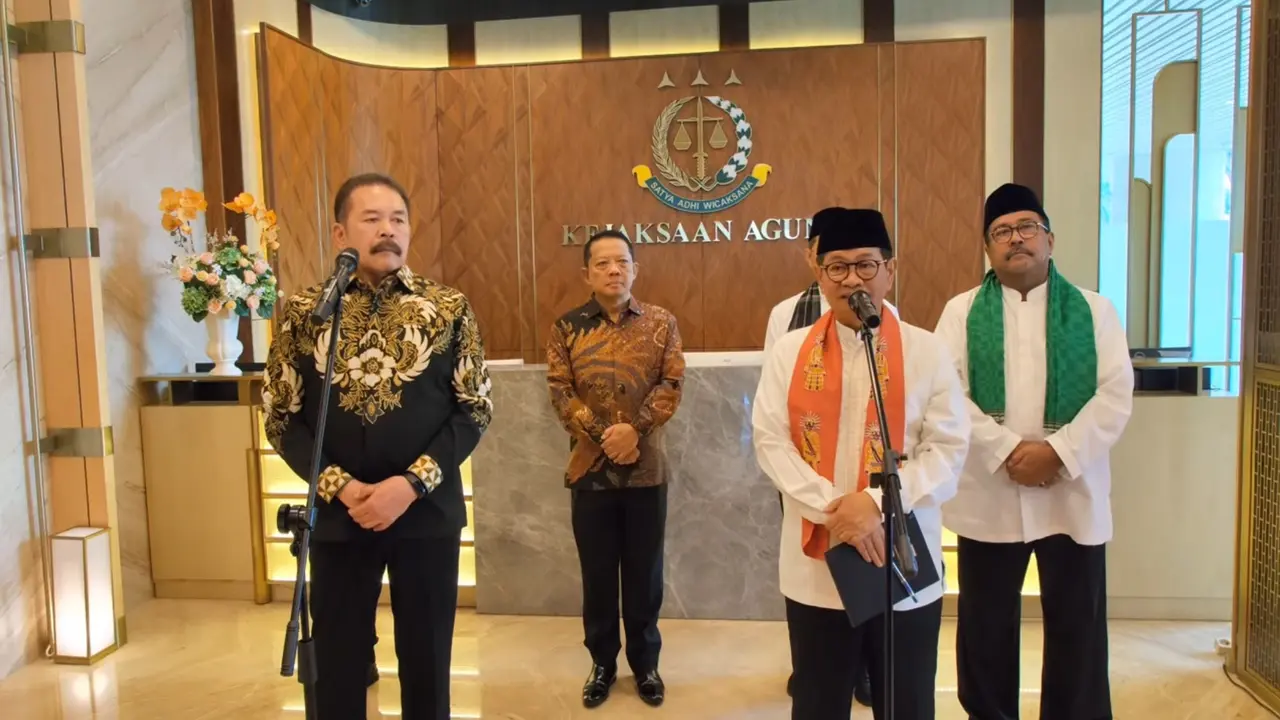 Jaksa Agung ST Burhanuddin menerima kunjungan Gubernur Jakarta Pramono Anung dan Wakil Gubernur Jakarta Rano Karno alias Si Doel di Kejaksaan Agung (Kejagung), Jakarta Selatan.