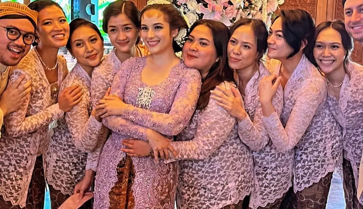 <p>Berbalut kebaya ungu, Chelsea Islan terlihat sangat menawan. [Foto: chelseaislanfc.mks]</p>