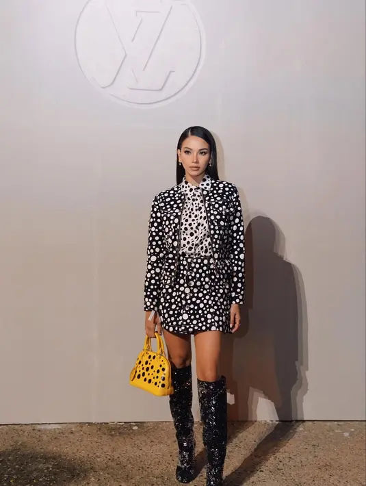 Tas kuning polkadot yang kontras dan high boots melengkapi penampilan Alyssa. Sempurna sebagai seorang fashionista [@alyssadaguise]