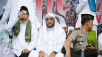 Ulama kondang Syekh Ali Jaber menghadiri Aksi Bela Islam Jilid III di lapangan Monas, Jakarta, Jumat (2/12). Di sana, Kapolri Jenderal Tito Karnavian juga ikut bergabung menggelar doa bersama dengan peserta demo 2 Desember. (Liputan6.com/Faizal Fanani)