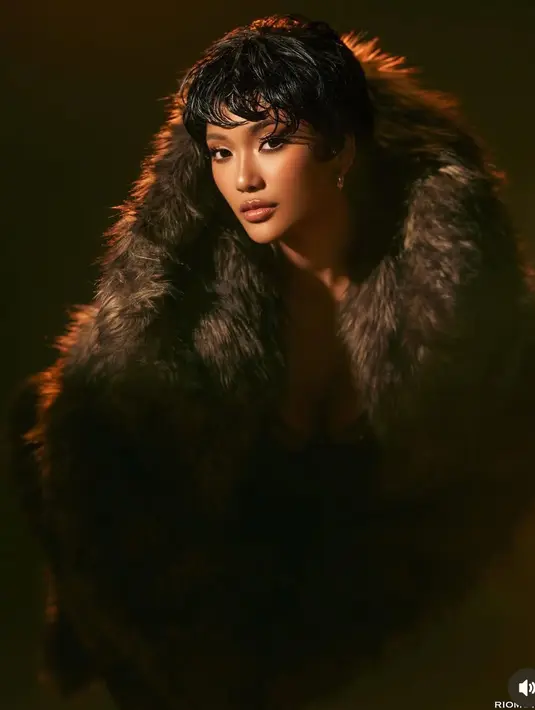 Hair stylist @charlessbastianhair menata rambut Marion Jola menjadi gaya rambut pendek. Tentu tampilan Marion Jola cukup berbeda dari biasanya yang kerap tampil dengan gaya rambut panjang.  [@riomotret]