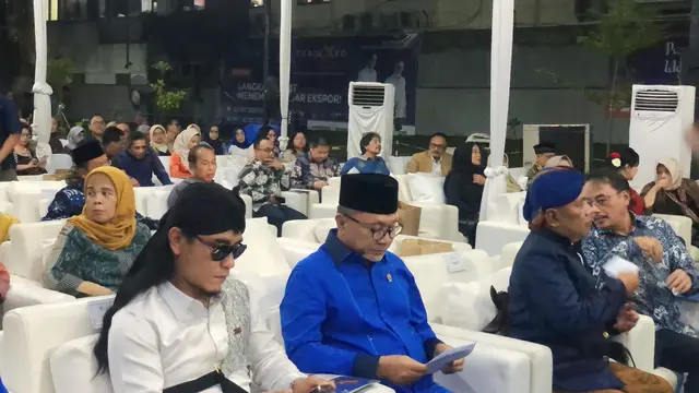 Menteri Perdagangan (Mendag) Zulkifli Hasan membuka acara Festival Kemerdekaan Pertunjukan Wayang Kulit sekaligus Pekan Olahraga dan Seni Kemendag, didampingi Gus Miftah di Jakarta, Jumat (11/8/2023). (Elza/Liputan6.com)