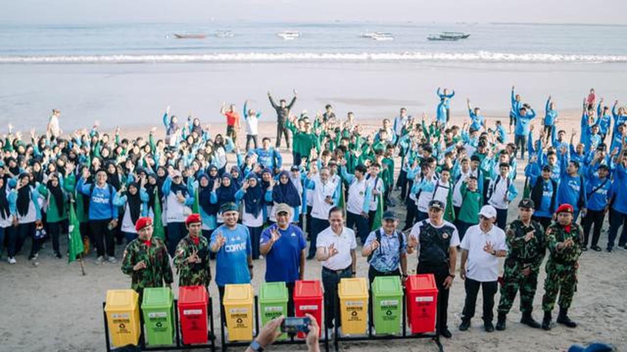 Menengok Ratusan Kader Muhammadiyah Mmbersihkan Sampah Plastik di Pantai Bali