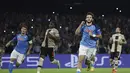 Penyerang Napoli, Khvicha Kvaratskhelia berselebrasi usai mencetak gol ke gawang Ajax pada pertandingan lanjutan grup A Liga Champions di stadion Diego Armando Maradona di Naples, Italia, Rabu, 12 Oktober 2022. Dengan kemenangan ini, Napoli berhasil lolos ke babak 16 besar Liga Champions. (Alessandro Garofalo/LaPresse via AP)
