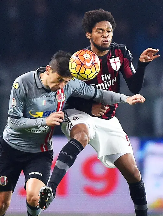 Pemain AC Milan, Luiz Adriano (kanan), berebut bola dengan pemain Alessandria, Cristian Sosa, dalam leg pertama semifinal Coppa Italia di Stadion Olimpico, Roma, Rabu (27/1/2016) dini hari WIB. (EPA/Alessandro Di Marco)