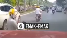 Saking jengkelnya, pengendara mobil turun dan memindahkan motor beserta emak-emaknya.