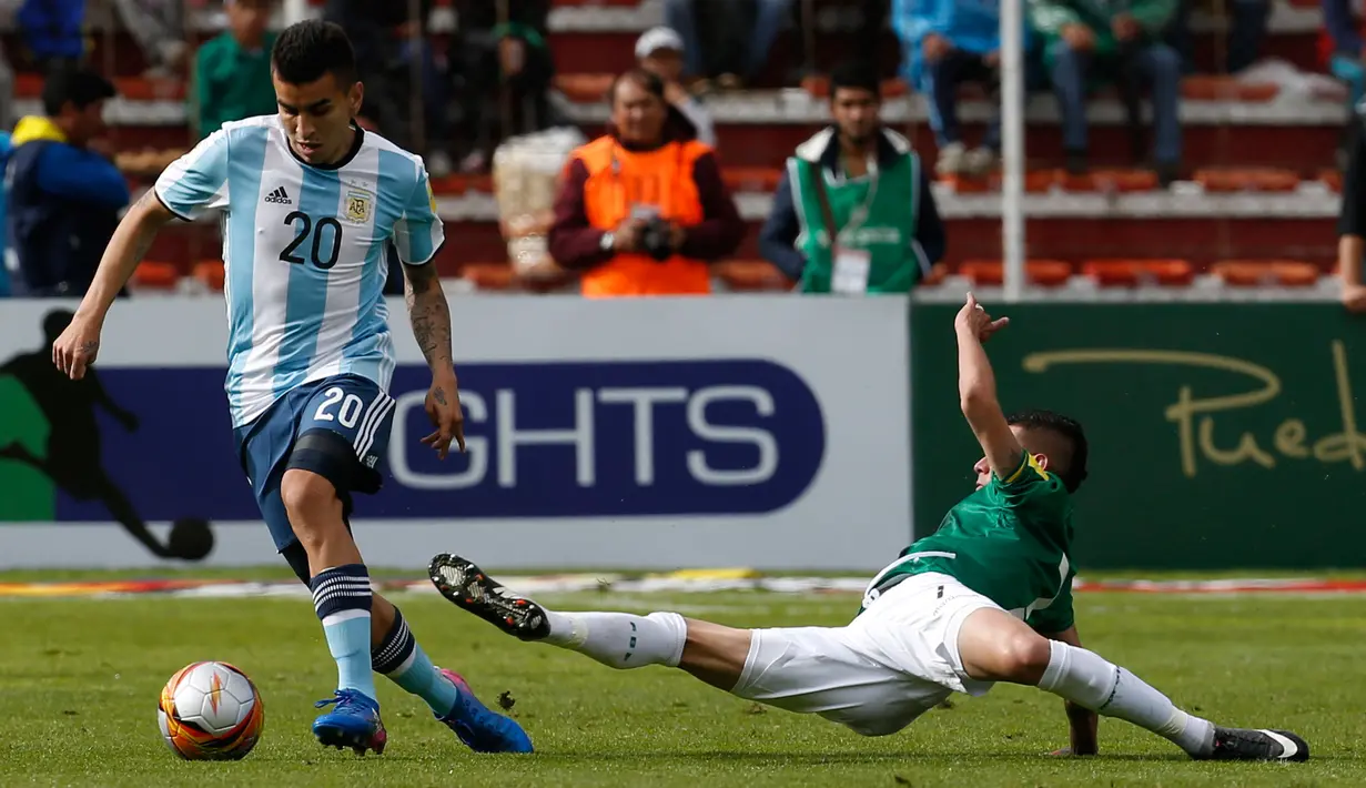 Pemain Argentina, Angel Correa berusaha merebut bola dari pemain Bolivia dalam laga Kualifikasi Piala Dunia 2018 zona Amerika Selatan di Stadion Hernando Siles, Rabu (29/3). Argentina tumbang 0-2 di kandang Bolivia. (AP Photo/Juan Karita)