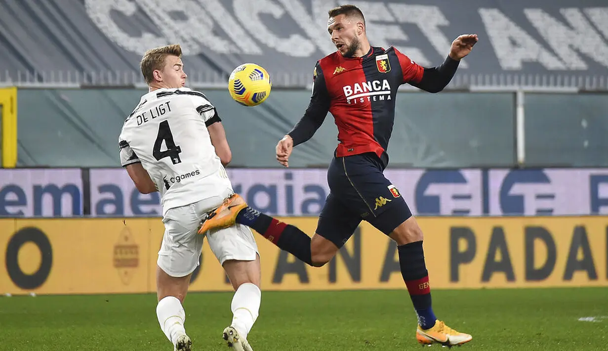 Pemain Juventus Matthijs de Ligt berebut bola dengan pemain Genoa Marko Pjaca pada pertandingan Serie A Italia di Stadion Luigi Ferraris, Genoa, Italia, Minggu (13/12/2020). Juventus menang 3-1. (Tano Pecoraro/LaPresse via AP)