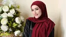 <p>Gaya hijab Adelia Pasha dalam foto ini juga bisa dijadikan inspirasi. Hijab segiempat yang lebih lebar dipakai dengan cara biasa, satu sisi disampirkan ke bahu berlawanan, sisi lainnya digunakan untuk menutupi area dada. Foto: Instagram.</p>