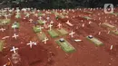 Foto udara menggambarkan petugas sedang melakukan perawatan lokasi pemakaman jenazah yang diduga terinfeksi Covid-19 di TPU Pondok Ranggon, Jakarta, Kamis {30/4/2020). Sejumlah makam terlihat mulai dipasangi rumput dan batu nisan. (Liputan6.com/Helmi Fithriansyah)