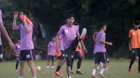 Rudi Widodo (tengah), dalam sesi latihan PSS di Lapangan Bercak, Sleman (10/6/2019). (Bola.com/Vincentius Atmaja)