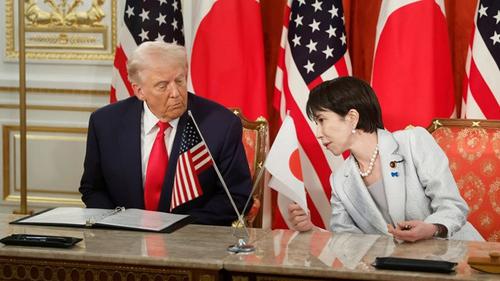 Presiden Amerika Serikat Donald Trump dan Perdana Menteri Jepang Sanae Takaichi menghadiri upacara penandatanganan di Istana Akasaka, Tokyo, Selasa (28/10/2025).