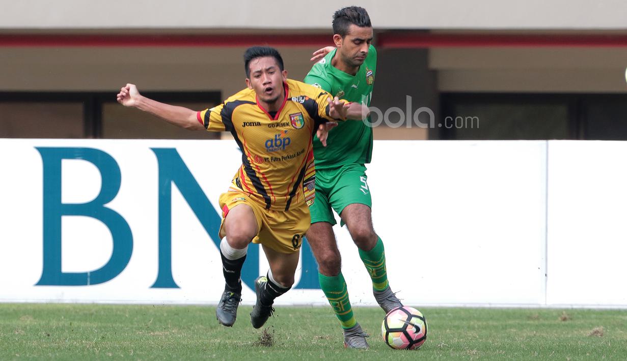 Aksi pemain Bhayangkara FC, Otavio Dutra (kanan) berebut bola dengan pemain Mitra Kukar, Andre Prakoso pada lanjutan Liga 1 2017 di Stadion Patriot, Bekasi, Jumat (21/7/2017). Bhayangkara menang 4-1. (Bola.com/Nicklas Hanoatubun)