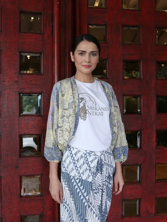 “Sebenarnya dari dulu pengin latihan tarian Jawa atau  wayang. Tapi kayak terhambat, kalau nggak ada waktu, nggak ada orang yang ajarin. Jadi kayak susah banget nyari guru dan waktunya,” kata Senk Lotta belum lama ini. (Daniel Kampua/Bintang.com)