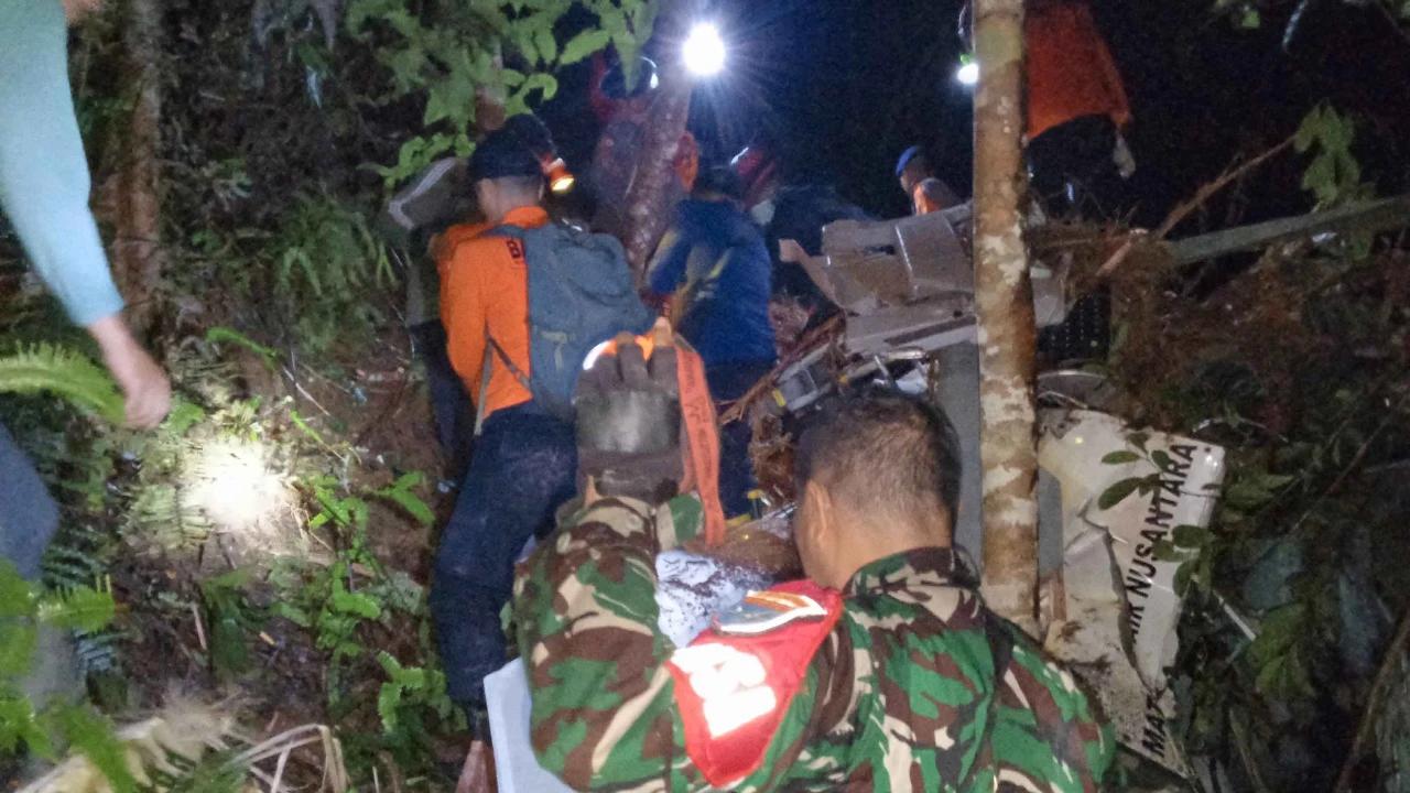 FOTO: TNI AD Kerahkan 209 Personel Evakuasi Helikopter Jatuh di Sekadau