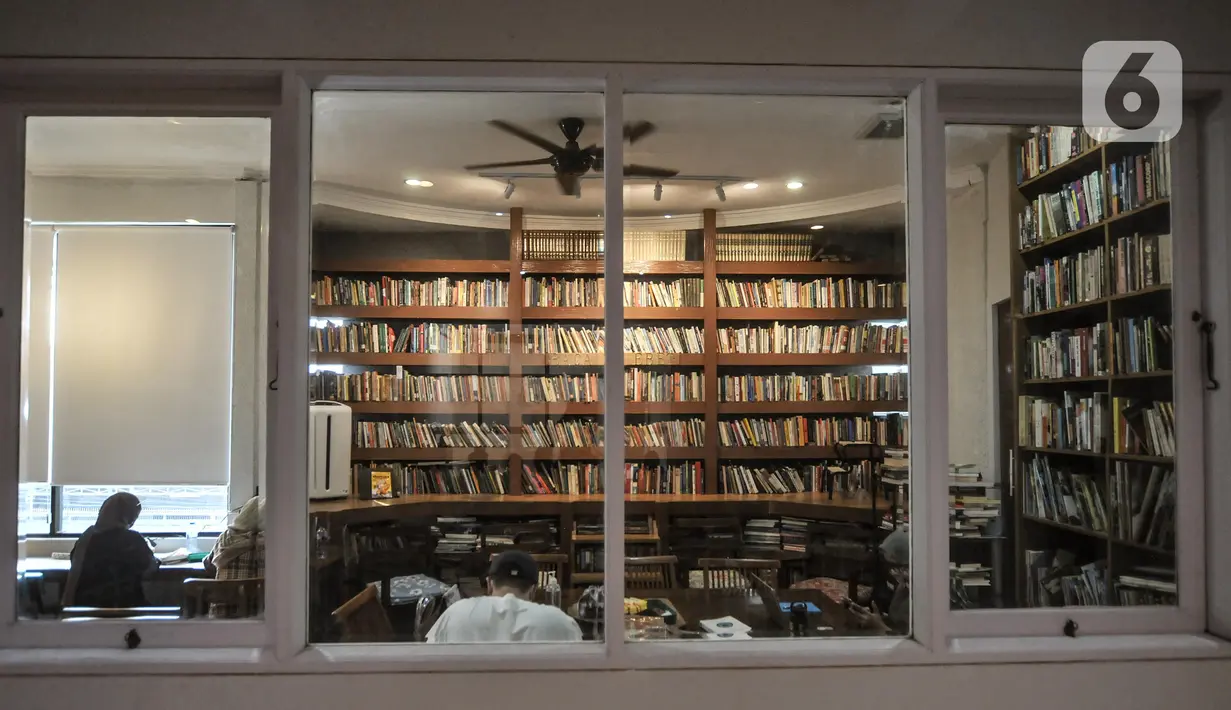 Sejumlah orang membaca buku koleksi perpustakaan Baca Di Tebet di Tebet, Jakarta Selatan, Minggu (29/5/2022). Perpustakaan Baca Di Tebet yang didirikan pada Februari lalu menjadi alternatif bagi warga yang membutuhkan ruang literasi dan diskusi dengan suasana nyaman sekaligus meningkatkan minat baca bagi generasi milenial yang dilengkapi sekitar 25.000 buku. (merdeka.com/Iqbal S Nugroho)