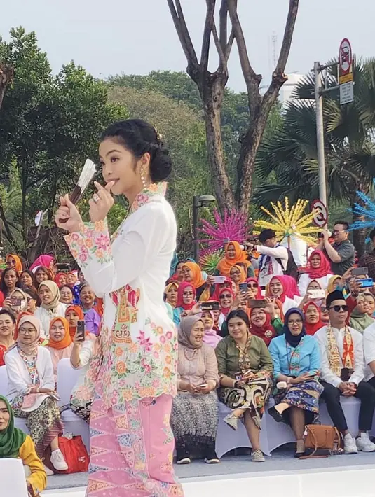 Niena Ariotedjo tampak menggemaskan dalam balutan kebaya betawi lengkap denga bordir warna-warni yang seru. [Foto: Instagram/ Dito Ariotedjo]